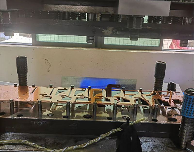 連續(xù)模沖壓.jpg
